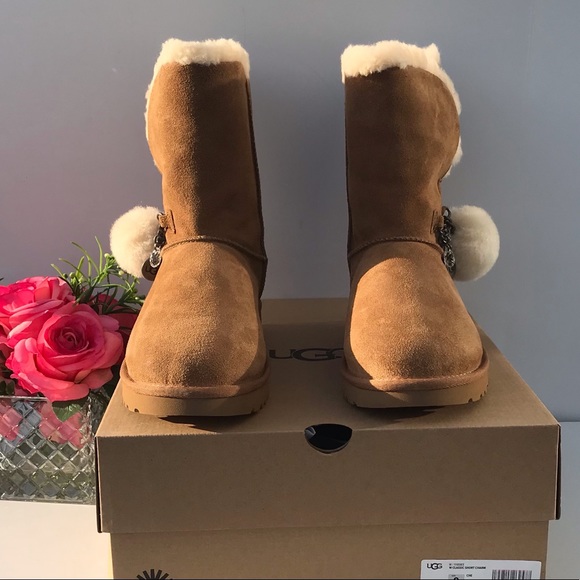 UGG Classic Short Charm - Picture 4 of 10